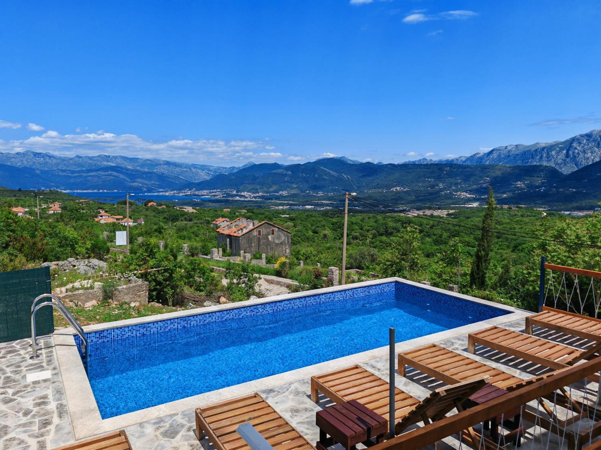 Villa Bubanja With Shared Pool *